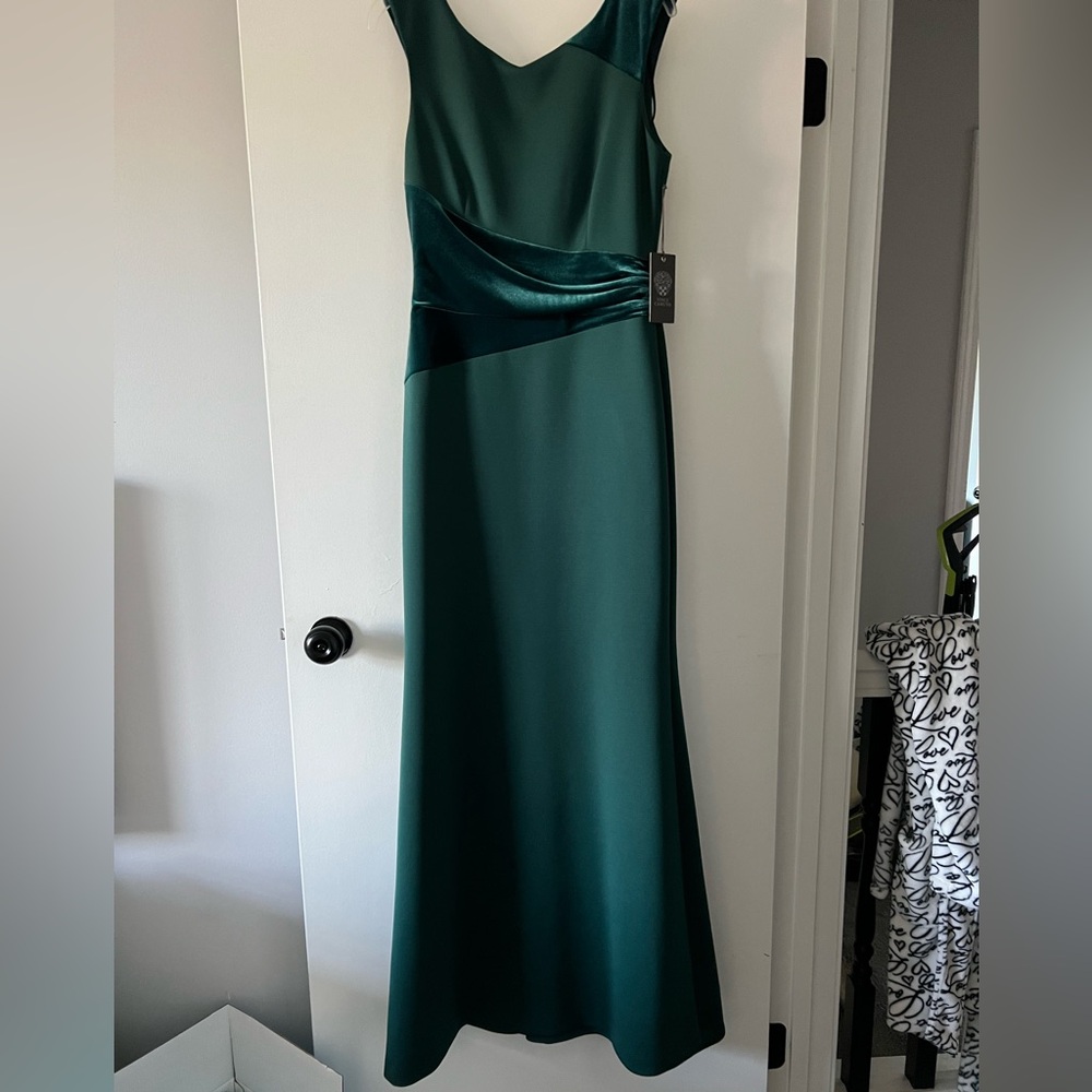 Stunning green full length Vince Camuto Dress, size 6, with tags!